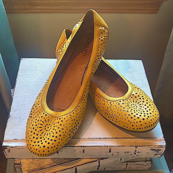 Vionic Shoes - Vionic Yellow Ladies 10/EU 42 Spark Robyn Perf Npa Buttercup Flat